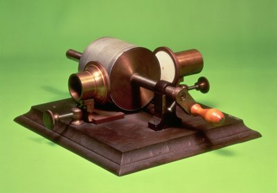 Replica van de eerste fonograaf, uitgevonden door Thomas Alva Edison in 1877 door English School English School