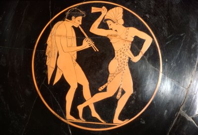 Drinkbeker, Kylix van meisje dansend met jongeman die fluit speelt, Attisch, ca. 510 v.Chr. door Epikektos