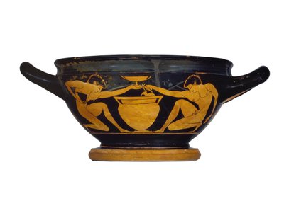 Attische roodfigurige beker-skyphos, versierd met twee naakte jongeren knielend bij een kolomkrater, ca. 520-500 v.Chr. door Epiktetos