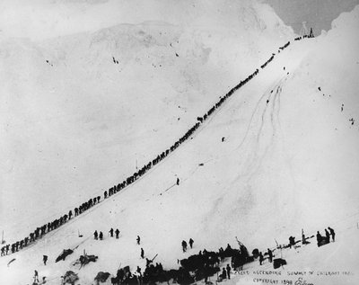Pakkers beklimmen de top van de Chilkoot Pass, uit 