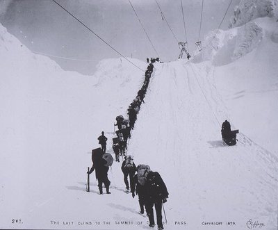 De laatste klim naar de top van de Chilcoot Pass op de grens tussen Canada en de VS door Eric A. Hegg