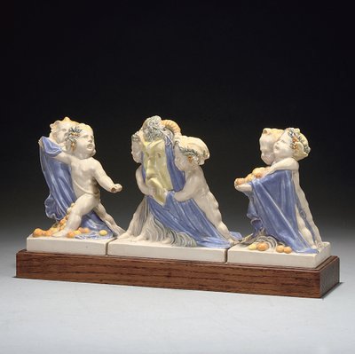 Driedelige figurale groep op sokkel door Eric Bradbury