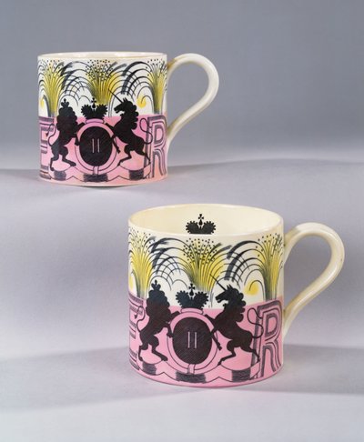 Een Paar Wedgewood Bekers ter Herdenking van de Kroning van Hare Majesteit Koningin Elizabeth II, 1953 door Eric Ravilious