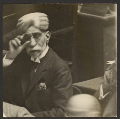 [Zittende man met tulband en donkere bril]. door Erich Salomon