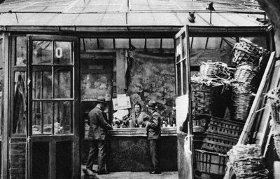 Een bar in de wijk Central Market, Parijs, 1931 door Ernest Flammarion