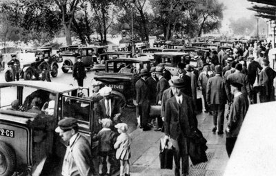 Mensenmassa voor het station, Orsay, Parijs, 1931 door Ernest Flammarion
