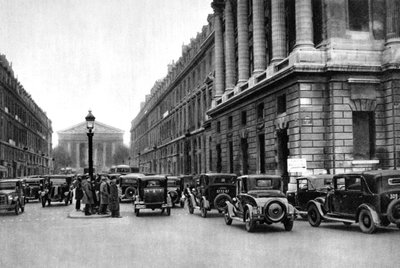 Ingang van de Rue Royale met de Madeleine in de verte, Parijs, 1931 door Ernest Flammarion