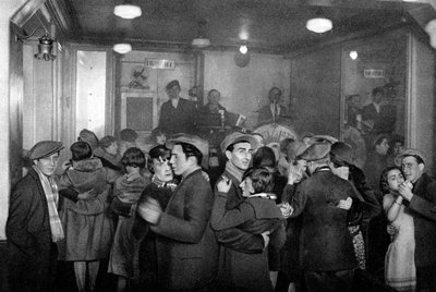 Interieur van een bal-musette, Parijs, 1931 door Ernest Flammarion