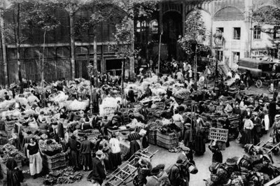 Buiten de Centrale Markt, Parijs, 1931 door Ernest Flammarion