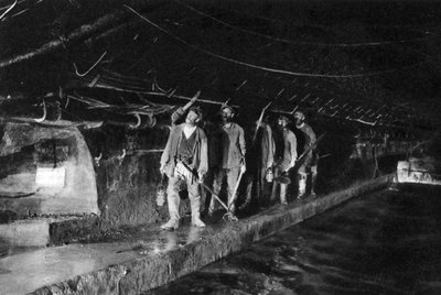 Rioolreinigers in het Hoofdriolering, Parijs, 1931 door Ernest Flammarion