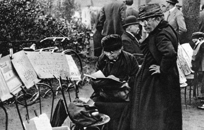 Postzegelverkopers op de Champs Elysees, Parijs, 1931 door Ernest Flammarion