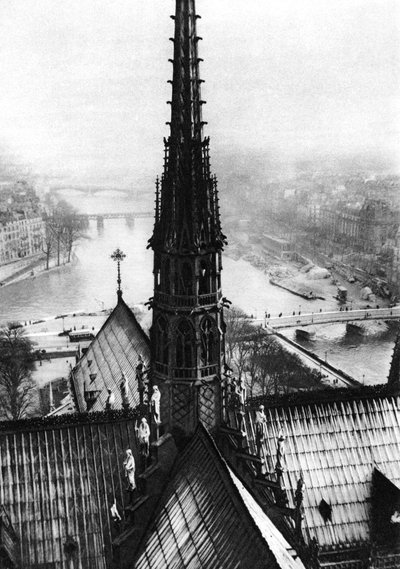 De torenspits van de Notre Dame gezien vanaf de torens, Parijs door Ernest Flammarion