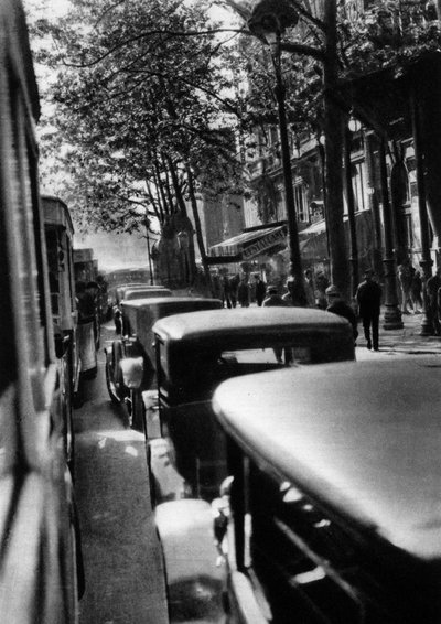 Verkeer op de Grands Boulevards, Parijs, 1931 door Ernest Flammarion