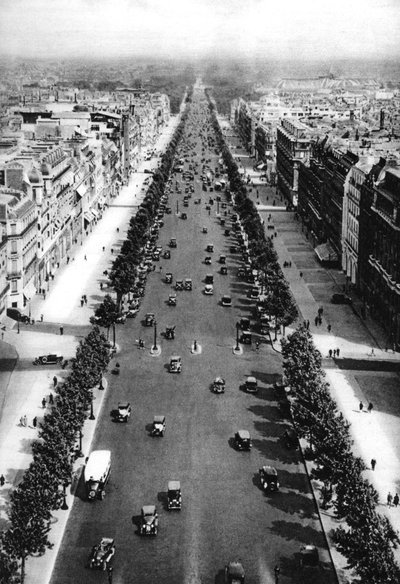 Uitzicht op de Avenue des Champs Elysees, Parijs, 1931 door Ernest Flammarion
