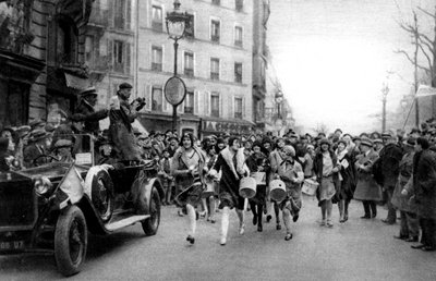 Wandelwedstrijd van midinettes, Parijs, St. Catherines Dag, 1931 door Ernest Flammarion