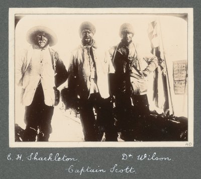 Een groepsfoto van Shackleton, Kapitein Scott en Dr. Wilson bij hun terugkeer naar Discovery van de poging om de Zuidpool te bereiken. Uit album van Sir Ernest Henry Shackleton getiteld National Antarctic Expedition (1901-1903) door Ernest Henry Shackleton
