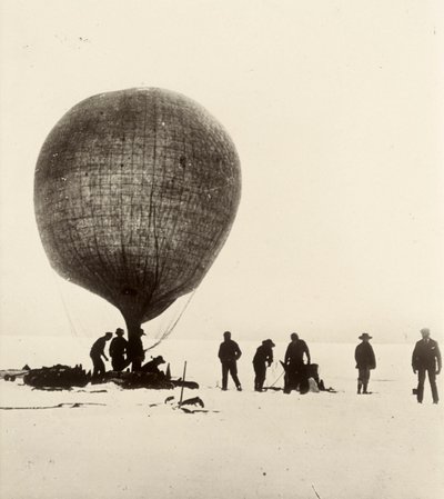 Een uitzicht op de koeiendarmballon die wordt opgeblazen met waterstof op het ijs. Uit album van Sir Ernest Henry Shackleton getiteld Nationale Antarctische Expeditie (1901-1903) door Ernest Henry Shackleton