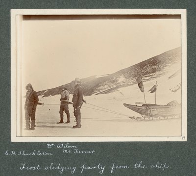 E H Shackleton, Dr. Edward Wilson en Mr. Hartley Ferrar (de Geoloog) in harnas voor de slee. Uit album van Sir Ernest Henry Shackleton getiteld National Antarctic Expedition (1901-1903) door Ernest Henry Shackleton