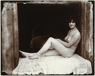 Portret van een onbekende naakte vrouw in venster door Ernest James Bellocq