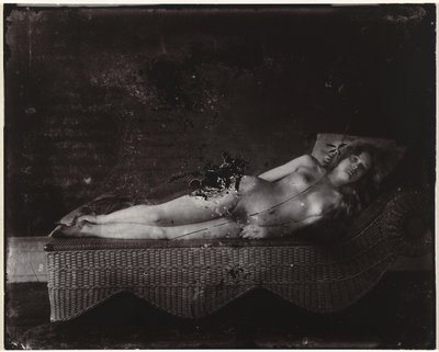 Vrouwelijk naakt op een chaise longue door Ernest James Bellocq