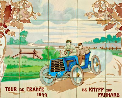 De Knyff rijdt in een Panhard auto in de Tour de France van 1899: keramische tegels vervaardigd door Gilardoni Fils et Cie uit Parijs, naar een tekening van Ernest Montaut (1878-1909) door Ernest Montaut
