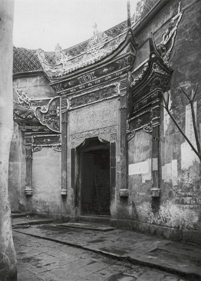 Chungkingfu, Szechuan, Huisdeur in de steeg, versierd met geglazuurd porselein door Ernst Boerschmann