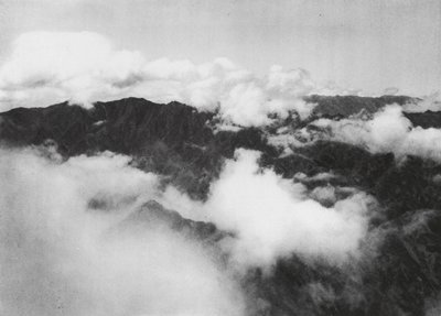 Hua shan, Pai yun, Shensi, Witte wolken rond de top van de Heilige Berg door Ernst Boerschmann