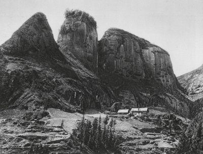 Ichangfu, Pi kia shan, Hupei, De Pinselhouderberg tegenover de Grot Tempel van de Drakenkoning door Ernst Boerschmann
