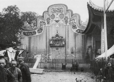 Kuangchou, Kuangtung, Tempel voor de God van Geneeskunde, gevel naar de straat door Ernst Boerschmann