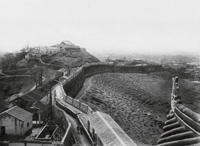 Kuangchou, Kuanyin shan, Kuangtung, Uitzicht vanaf de Noordtoren van de noordmuur van de stad en Kuanyin heuvel door Ernst Boerschmann
