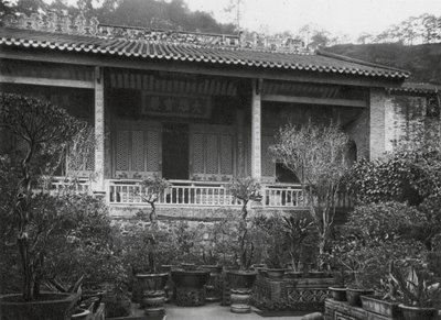 Kuangchou, Pai yun shan, Neng jen sze, Kuangtung, Hoofdhall in het Neng Jen-klooster door Ernst Boerschmann