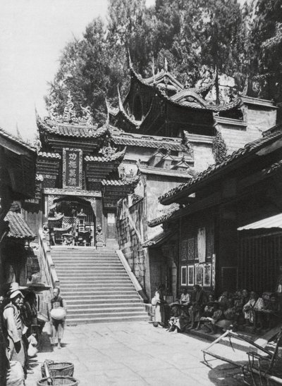 Kuanhien, Ori Lang miao, Szechuan, Ingang van de Ori Lang Tempel door Ernst Boerschmann