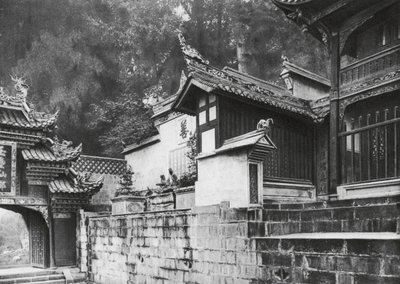 Kuanhien, Ori Lang miao, Szechuan, Eerste voorhof van de Ori Lang Tempel door Ernst Boerschmann
