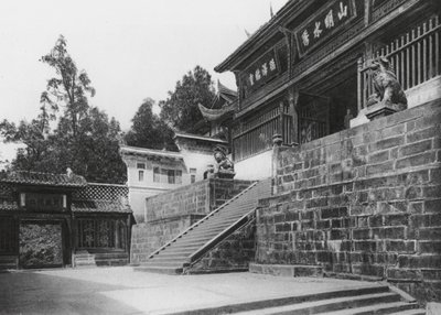 Kuanhien, Ori Lang miao, Szechuan, Tweede voorhof (zwart-wit foto) door Ernst Boerschmann