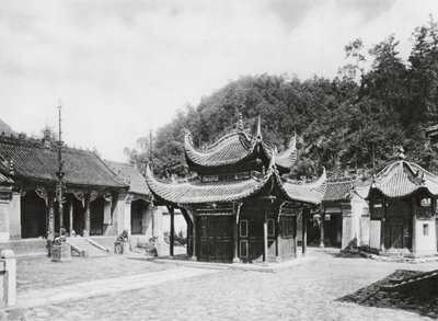 Miao tai tze, Shensi, Hoofdhof van het klooster door Ernst Boerschmann