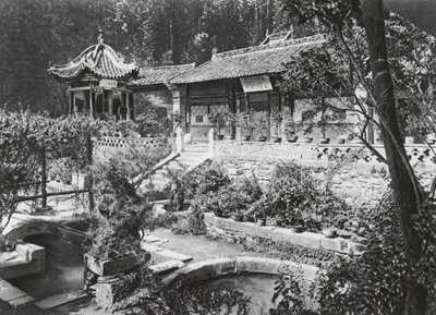 Miao tai tze, Shensi, kloostertuin door Ernst Boerschmann