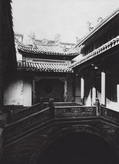 Ningpo, Fukien hui kuan, Chekiang, Voorhof in de Fukien Club door Ernst Boerschmann