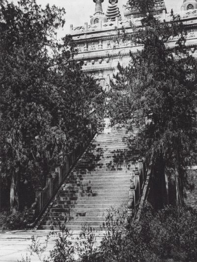 Peking, Si shan, Pi yun sze, Chihli, Westelijke Heuvels bij Peking, Trap naar de Marmeren Pagode (zwart-wit foto) door Ernst Boerschmann