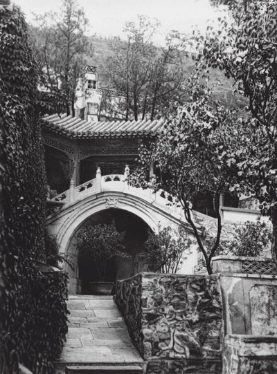 Peking, Si shan, Shih tze wo, Chihli, Kloostertuin in de Westelijke Bergen (zw/w foto) door Ernst Boerschmann