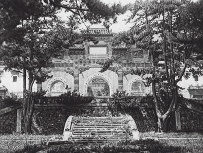 Peking, Si shan, Tsing i yuan, Chihli, gekleurd geglazuurde poort in de Westelijke Heuvels bij Peking door Ernst Boerschmann