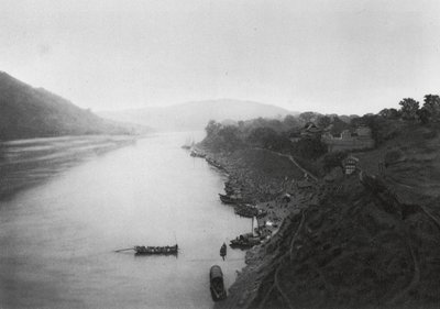 Suchoufou, Szechuan, uitzicht vanaf de stad over de Min-rivier (zw/w foto) door Ernst Boerschmann