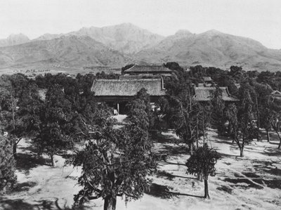 Taianfu, Tai miao, Shantung, Uitzicht op de Heilige Berg Tai shan over de Grote Tempel naar het noorden (zw/w foto) door Ernst Boerschmann
