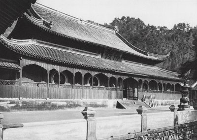 Tien tung sze, Chekiang, Hoofdhal in het Klooster van de Hemelse Jongen bij Ningpo door Ernst Boerschmann
