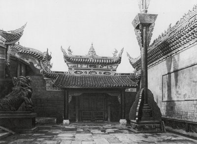 Tzeliutsing, Shansi hui kuan, Szechuan, Binnenhof met zij-ingang en vlaggenmast in de Shansi Club door Ernst Boerschmann