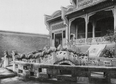 Wanhien, Wen miao, Szechuan, Voorhof met vijver en drakenbrug in de Tempel van Confucius in Wanhien door Ernst Boerschmann