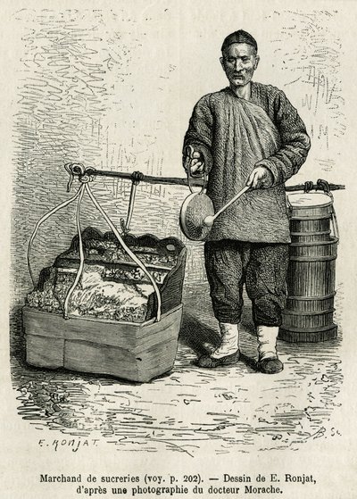 De suikerhandelaar slaat op een platte trommel om aandacht te trekken voor zijn gedroogde abrikozen, gekonfijte appels en karamel berlingots, wandelend bij de Oriëntaalse Bloemenpoort van het Keizerlijk Paleis in Peking. Gravure naar de tekening van E.Ronj door Etienne Antoine Eugene Ronjat