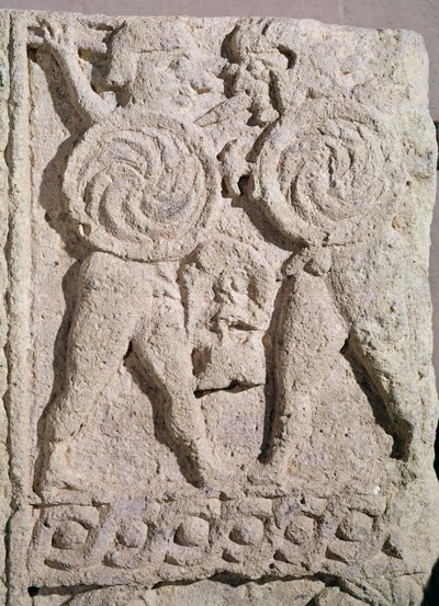 Detail van een grafsteen met twee krijgers steen door Etruscan