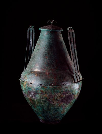 Etruskische beschaving: biconische bronzen vaas met dubbele handgreep en deksel uit het graf van de bronzen tank in Vulci, 680-670 v.Chr. door Etruscan