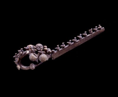Etruskische beschaving: zilveren drakenfibula uit de necropolis van Banditella, Marsigliana d