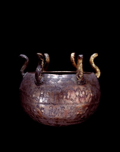 Etruskische beschaving: kleine zilveren vaas met slangen uit het prinselijke graf genaamd Bernardini in Preneste door Etruscan